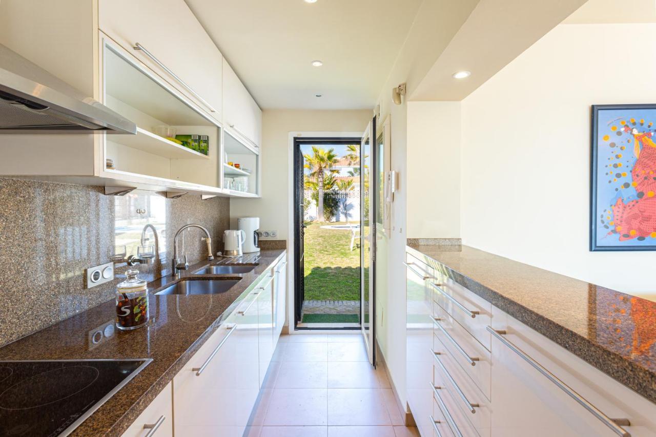 Charming Villa On The Seafront Marbella Bagian luar foto