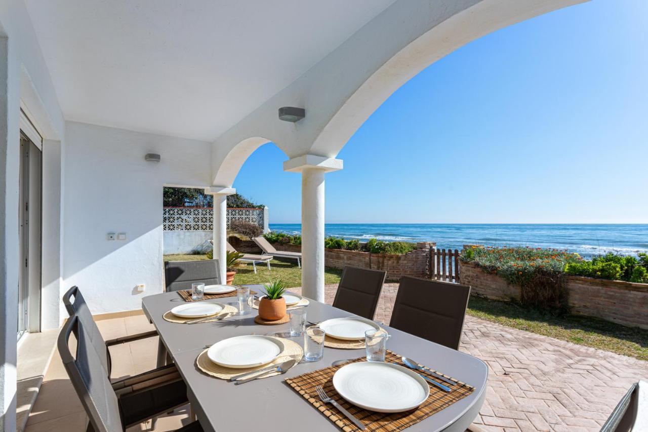 Charming Villa On The Seafront Marbella Bagian luar foto