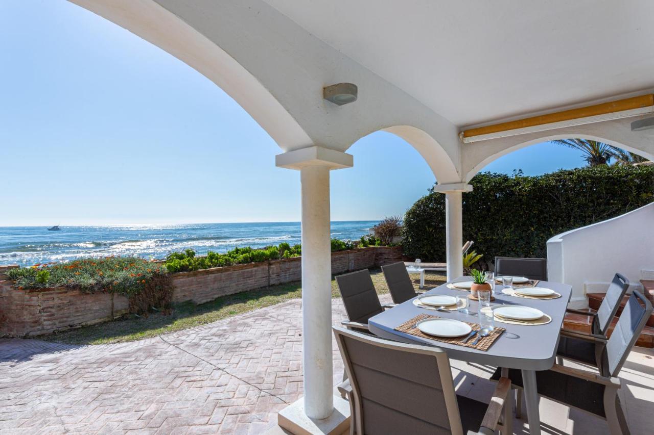 Charming Villa On The Seafront Marbella Bagian luar foto