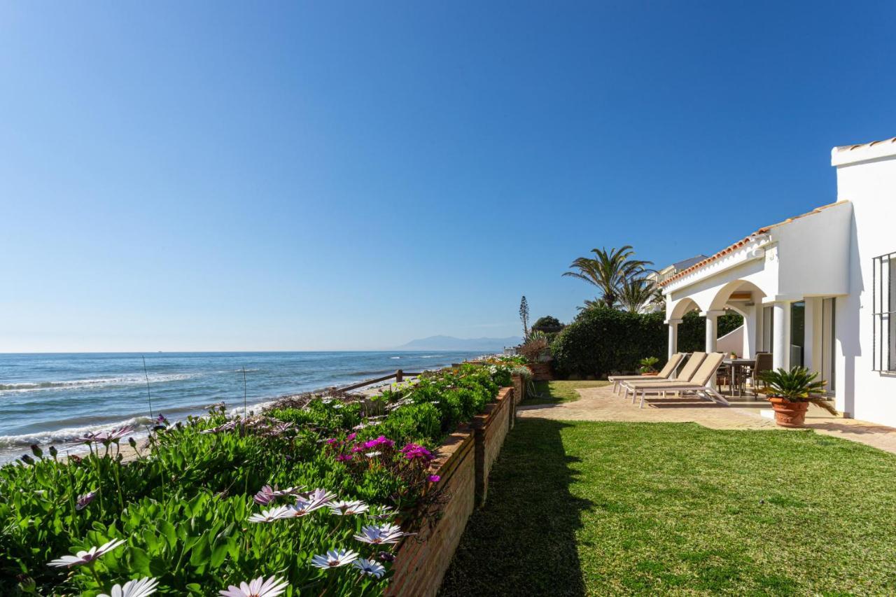 Charming Villa On The Seafront Marbella Bagian luar foto