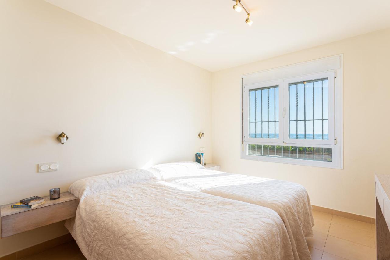 Charming Villa On The Seafront Marbella Bagian luar foto