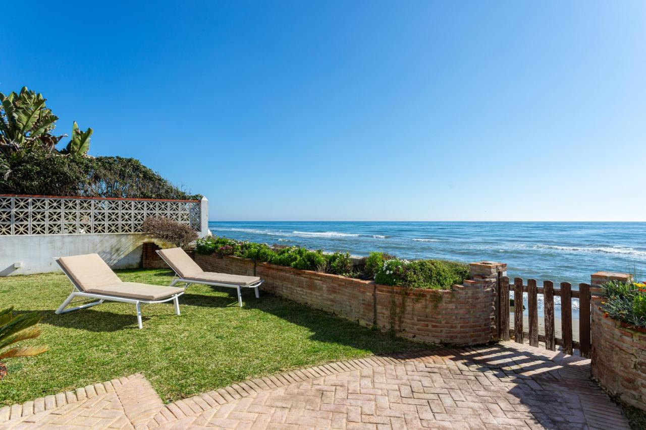 Charming Villa On The Seafront Marbella Bagian luar foto