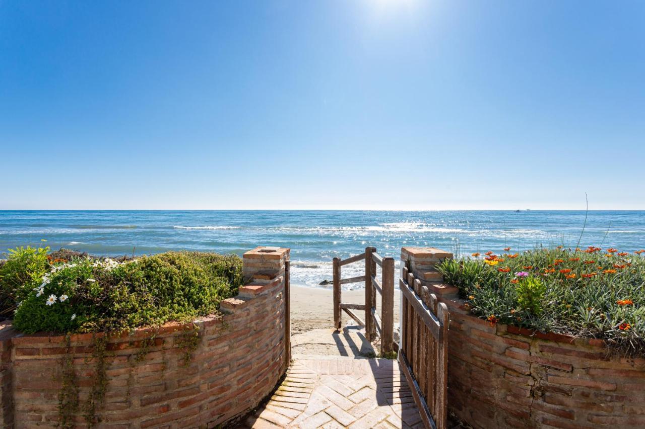 Charming Villa On The Seafront Marbella Bagian luar foto