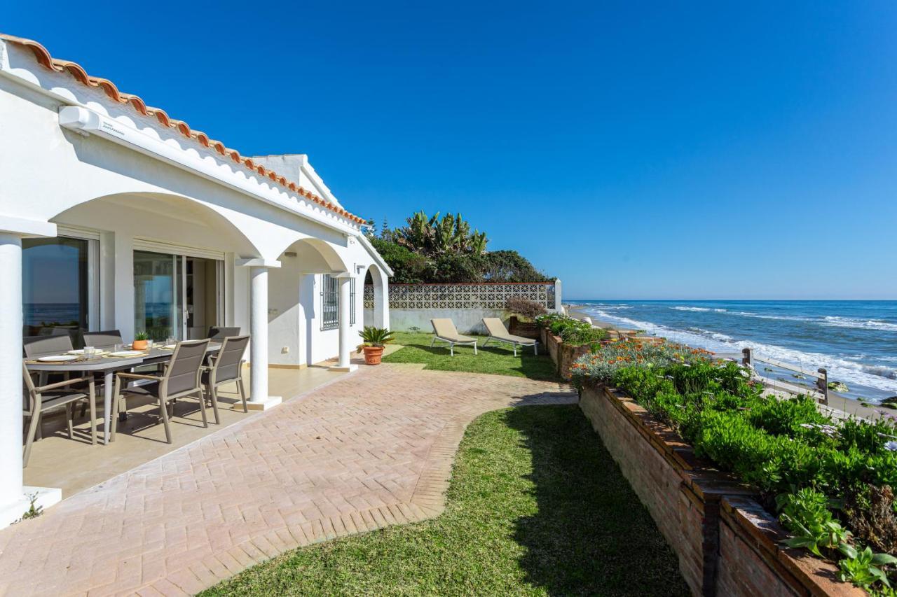 Charming Villa On The Seafront Marbella Bagian luar foto
