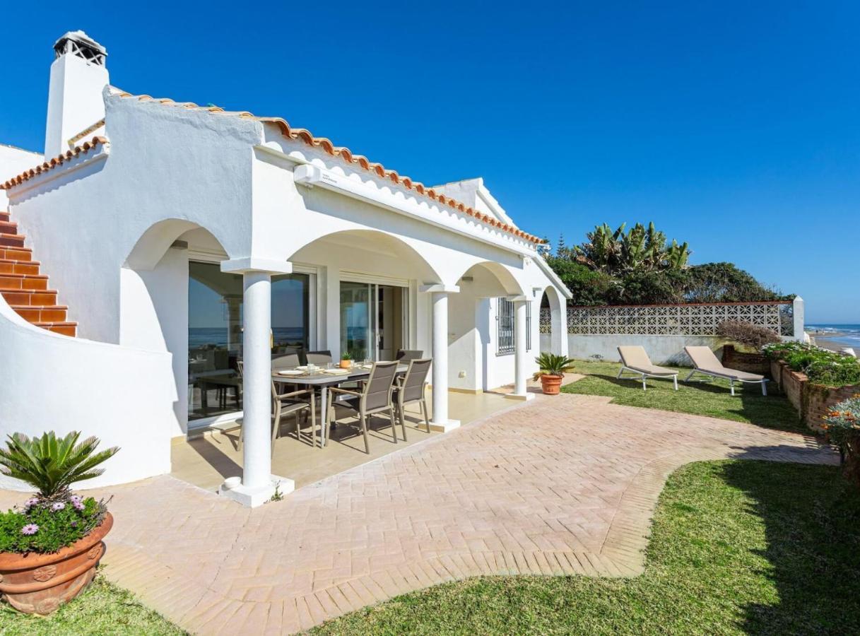 Charming Villa On The Seafront Marbella Bagian luar foto