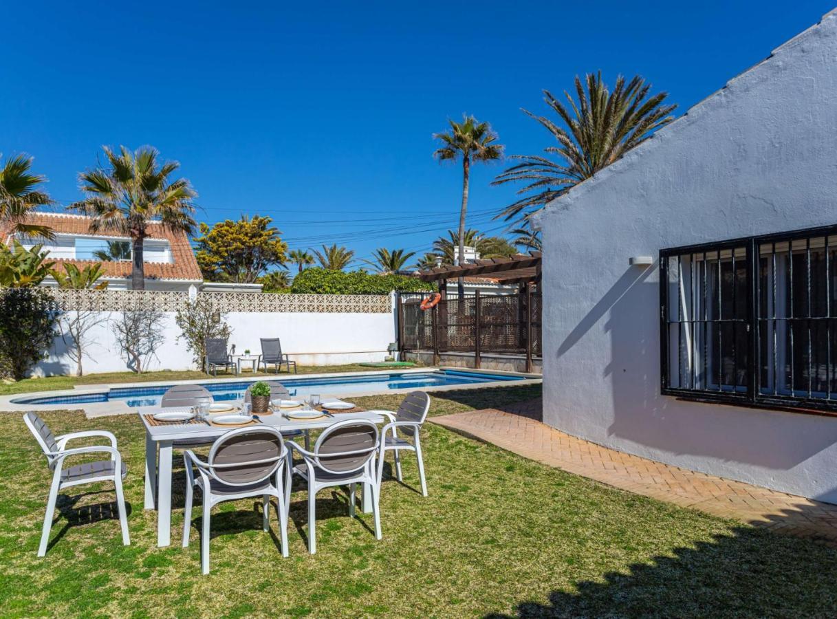 Charming Villa On The Seafront Marbella Bagian luar foto