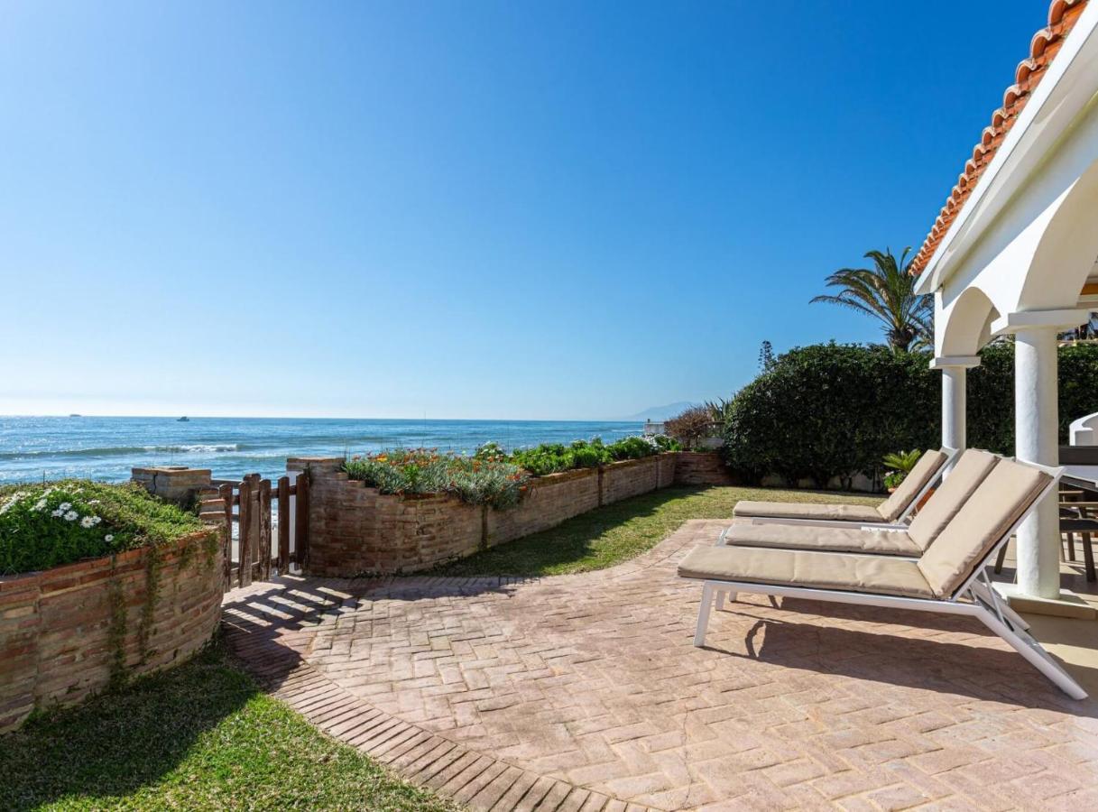 Charming Villa On The Seafront Marbella Bagian luar foto